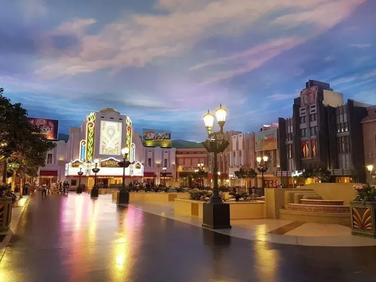 عالم وارنر براذرز