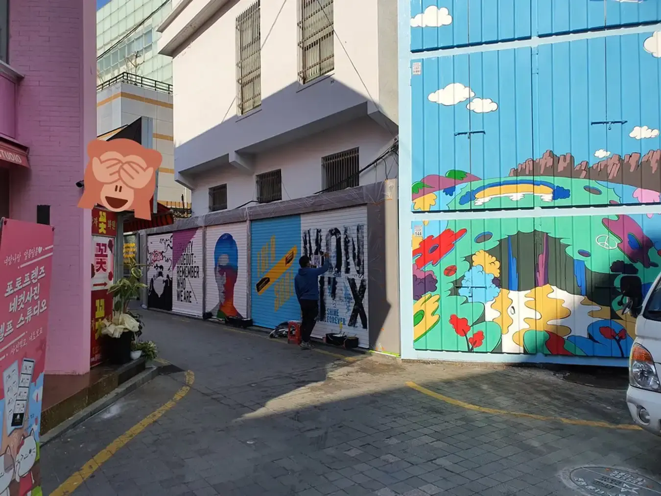 شارع فني في غوانغجو مع جداريات ملونة وأعمال فنية في الهواء الطلق