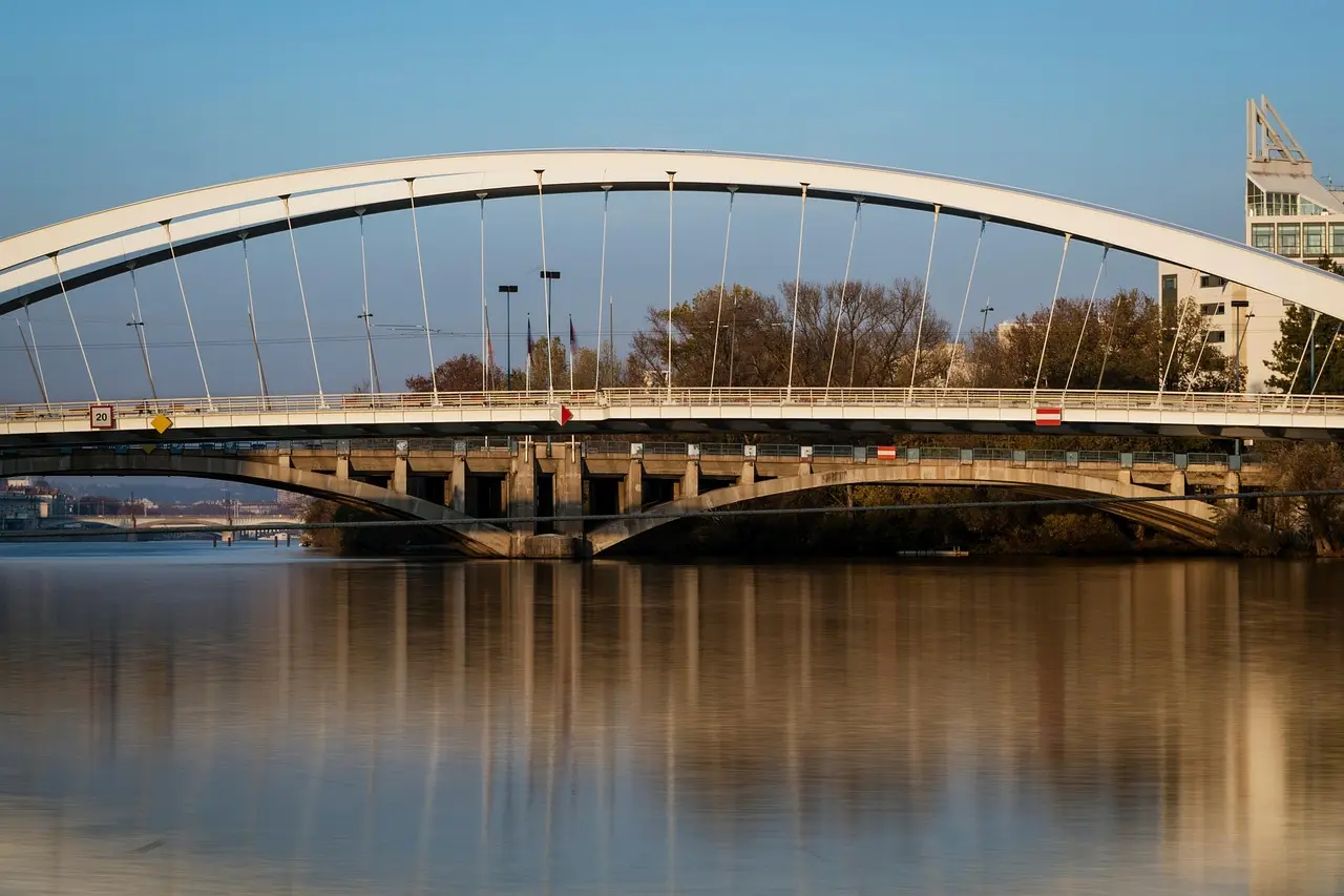 منظر بانورامي لليون من تلة فورفيير مع نهري الرون والسون