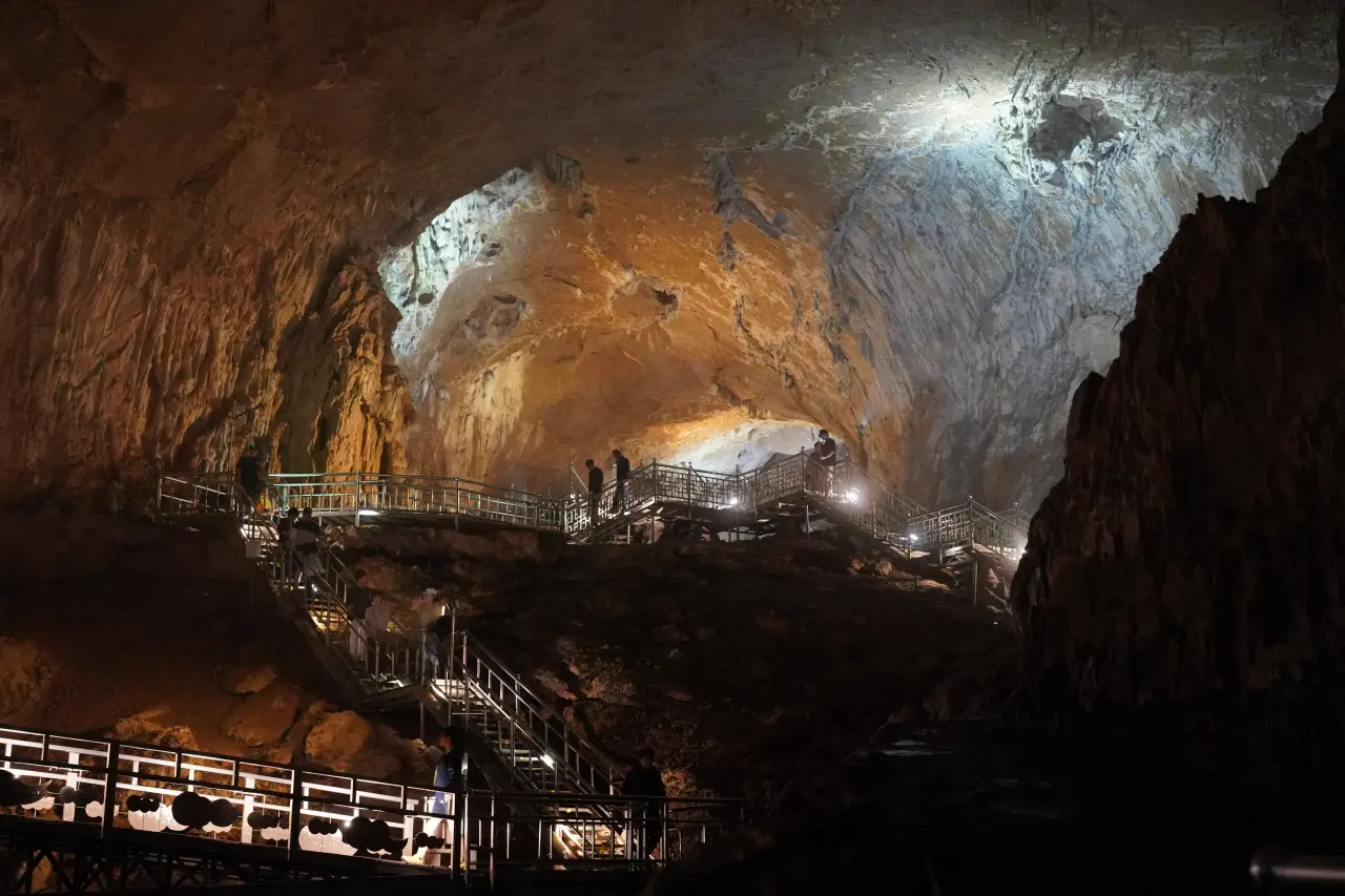 كهف هوغنسانغ في سامتشوك مضاء بأضواء ملونة داخلية
