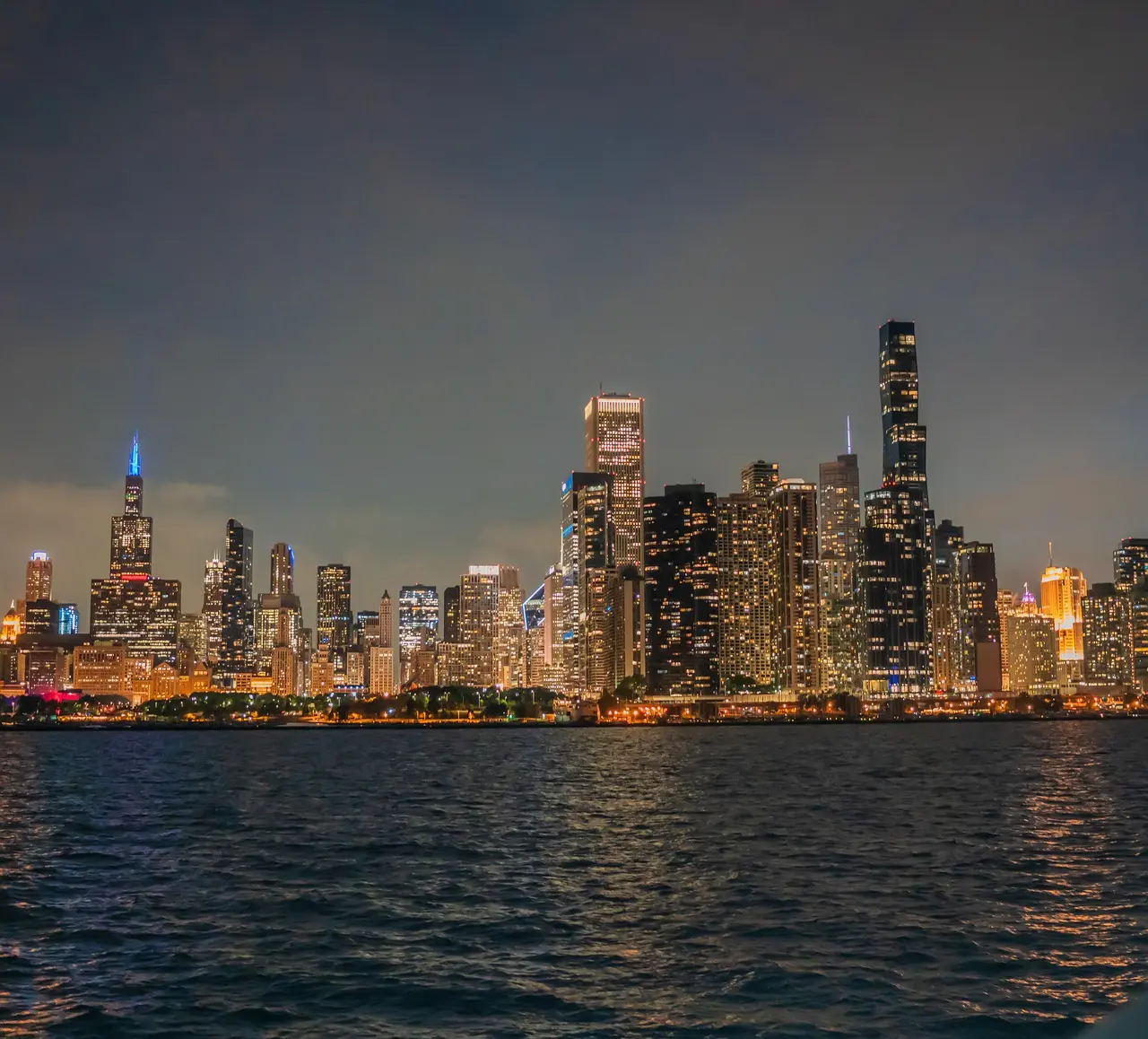 منظر لمدينة شيكاغو من بحيرة ميشيغان مع ناطحات السحاب