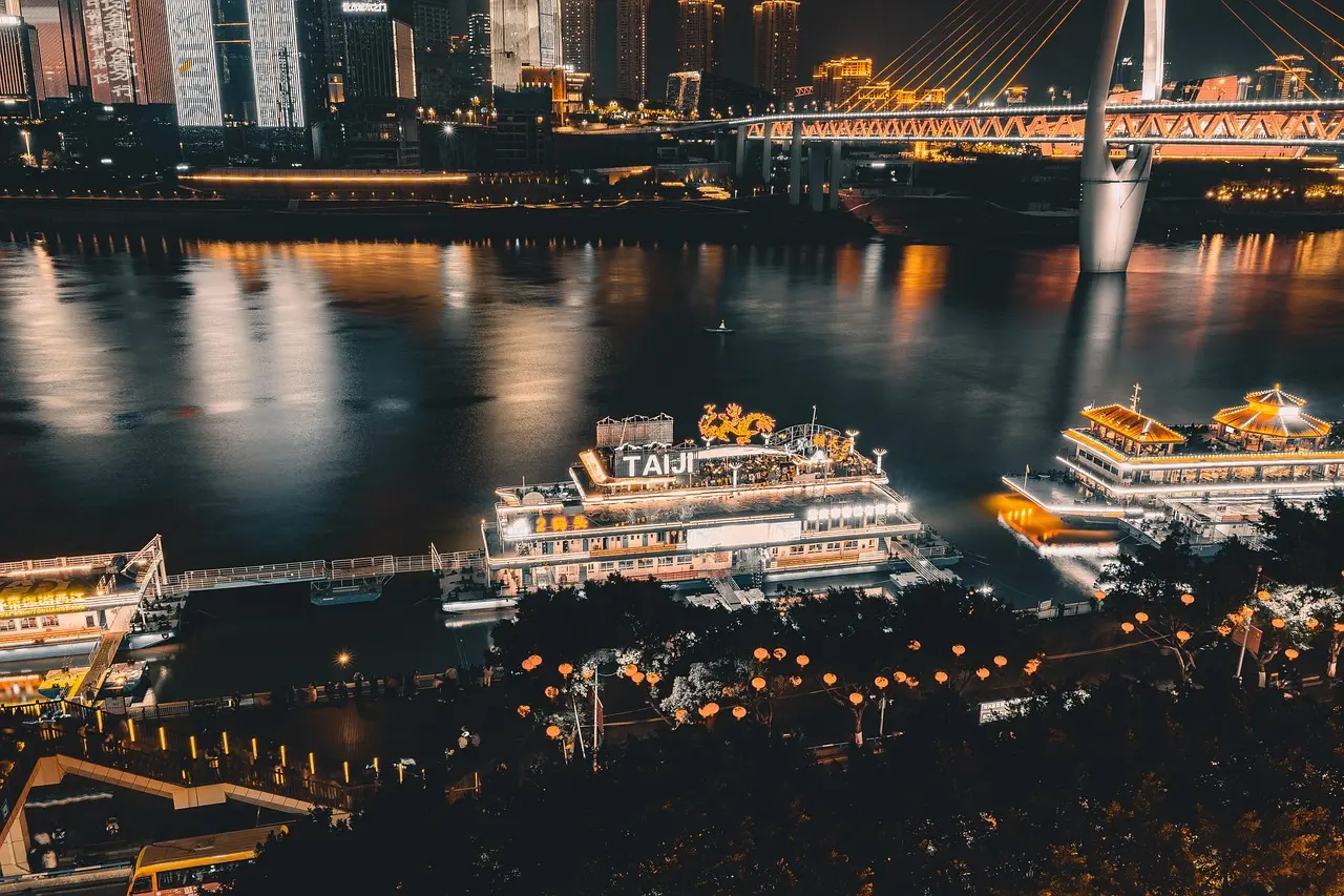 إطلالة ليلية على نهري اليانغتسي وجيا لينغ من هونغياكو في تشونغتشينغ