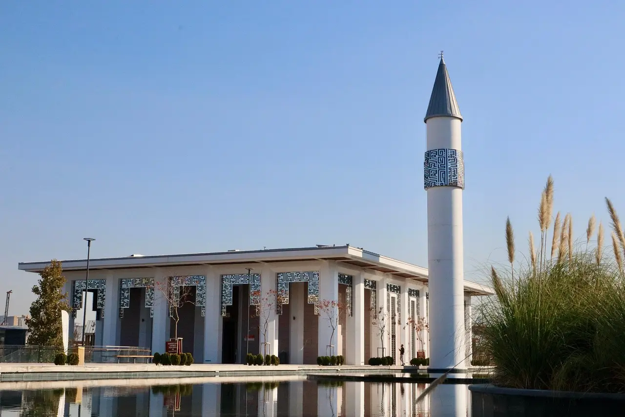 مبنى متحف الحضارات الأناضولية في أنقرة مع حديقة أمامية