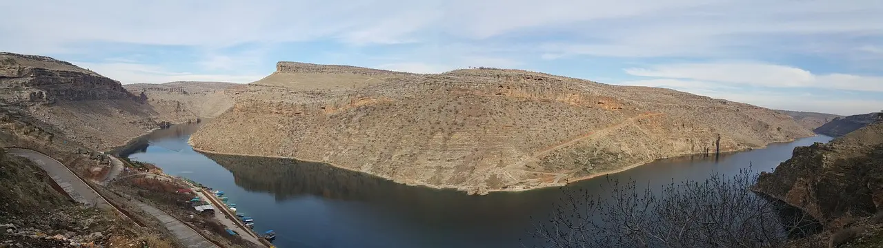 سور ديار بكر الأثري المصنوع من البازلت الأسود مع نهر دجلة في الخلفية