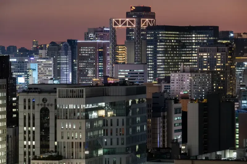 منظر بانورامي لمدينة سيول ليلاً مع ناطحات السحاب وأنوار المدينة