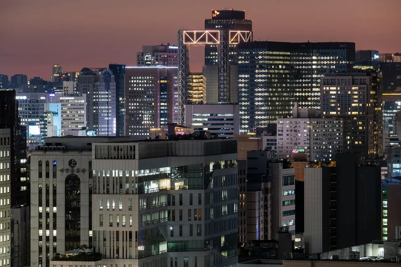 منظر بانورامي لمدينة سيول ليلاً مع ناطحات السحاب وأنوار المدينة