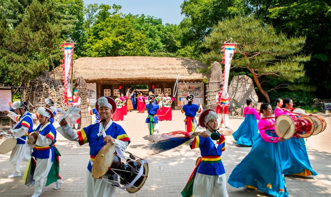 بحيرة بونغسان في جونغجو مع قوارب صغيرة ومناظر غروب الشمس