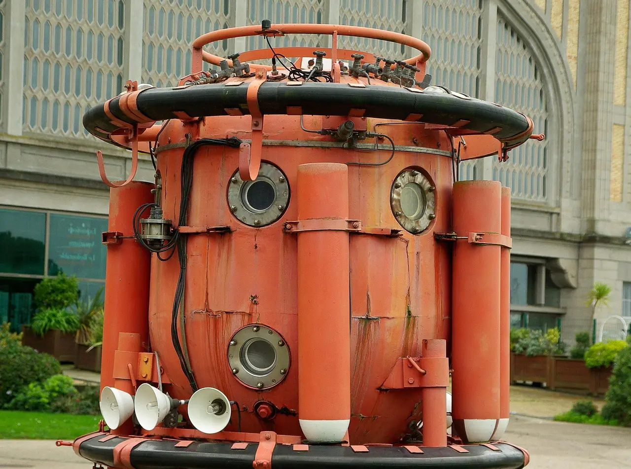 ميناء شيربورغ مع غواصة ومتحف سيتيه دو لا مير